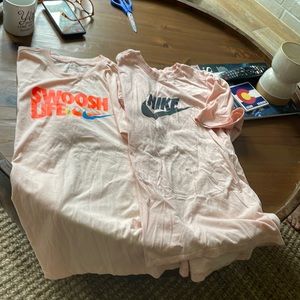 2 Nike shirts that r in good condition